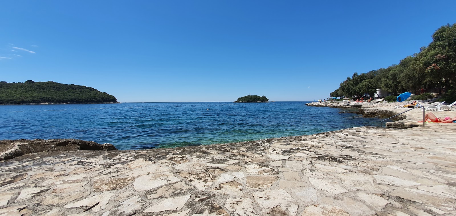 Zdjęcie Vrsar Town Beach z powierzchnią szary kamyk