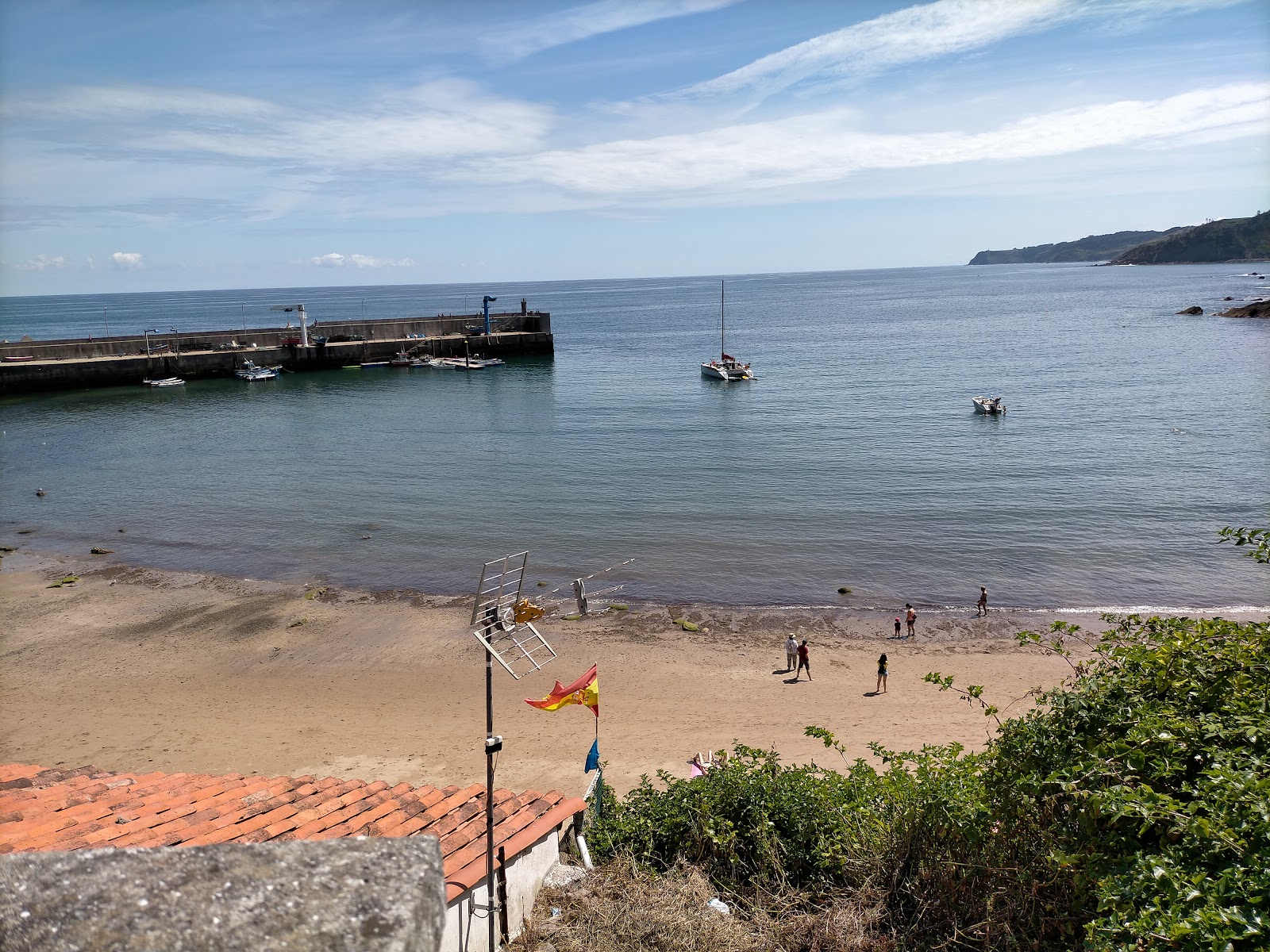 Photo de Tazones beach protégé par des falaises