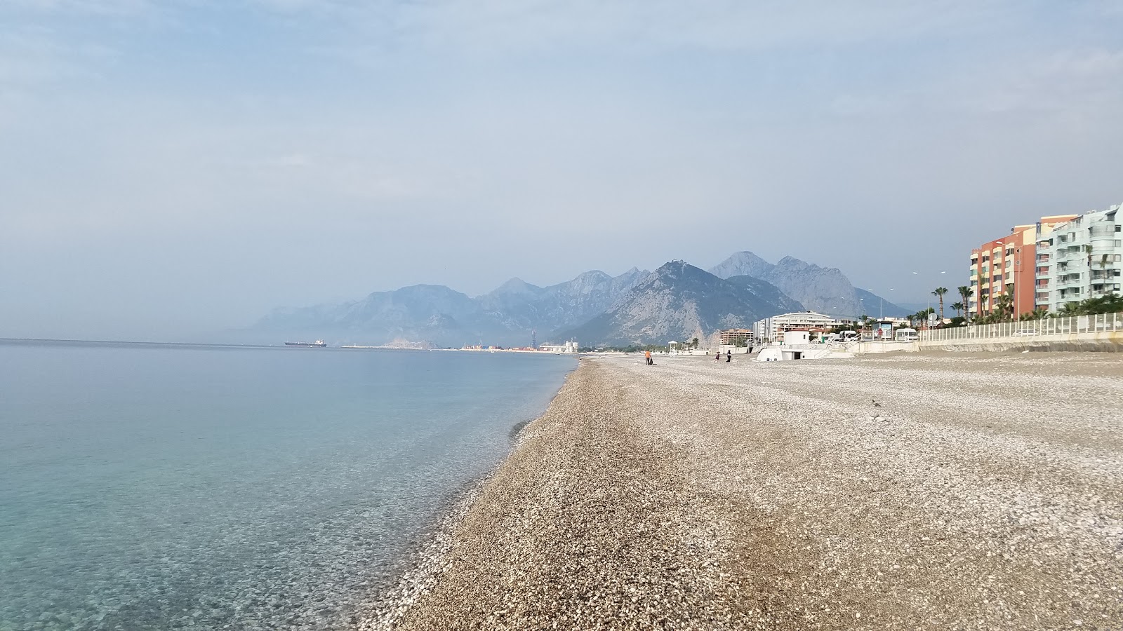 Foto von Baki Beach II mit kleine, beiger kiesel Oberfläche