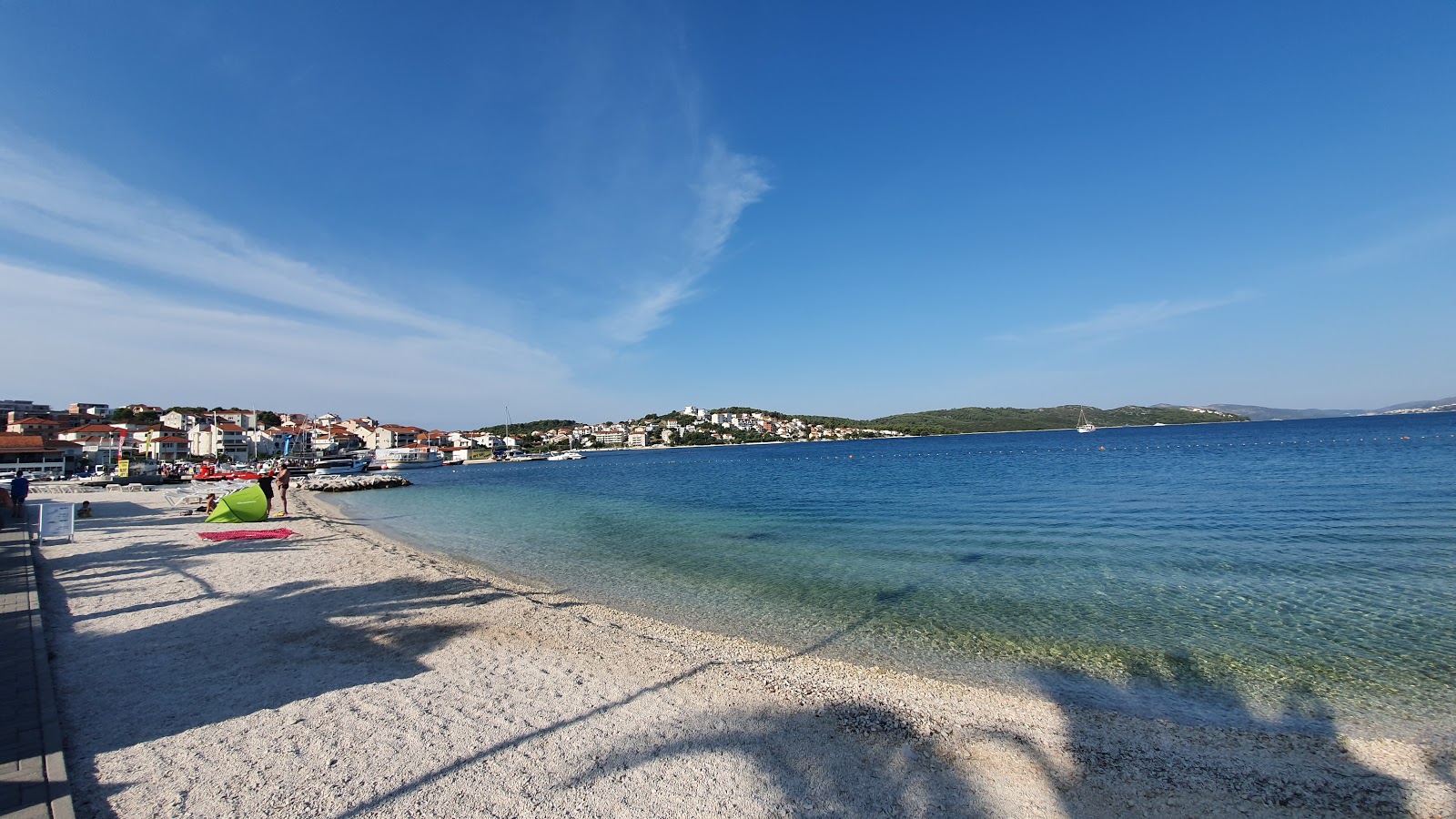 Foto di Okrug Gornji IV beach con una superficie del piccoli ciottoli beige