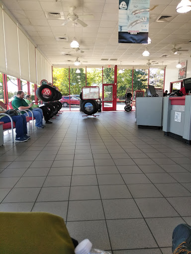 Tire Shop «Discount Tire Store - Aurora, IL», reviews and photos, 2445 Augusta Way, Aurora, IL 60506, USA