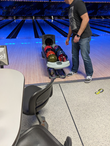 Bowling Alley «Brunswick Zone Roselle Lanes», reviews and photos, 1100 W Lake St, Roselle, IL 60172, USA