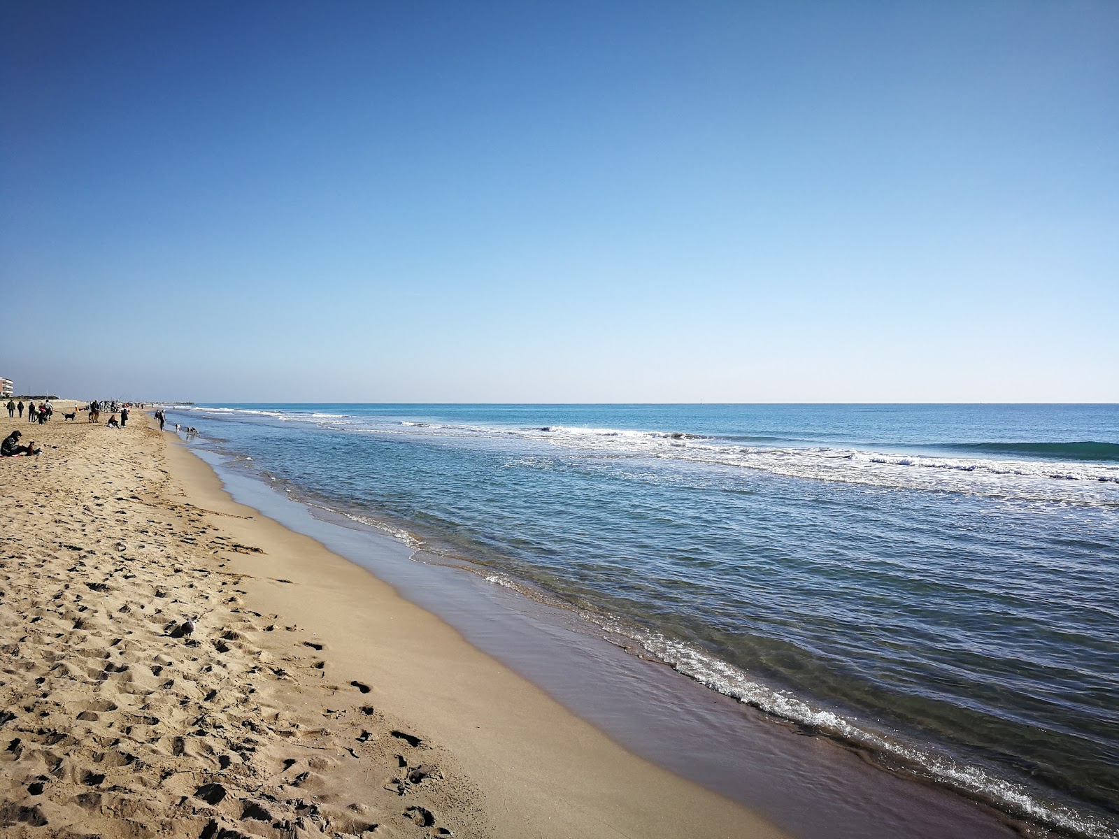 Foto de Playa de Gava con agua azul-verde superficie