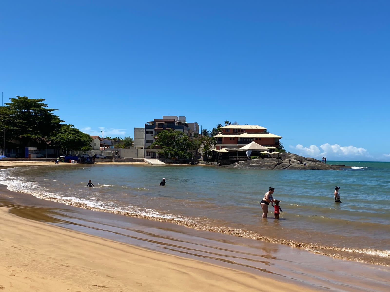 Photo de Plage de Costa Azul protégé par des falaises