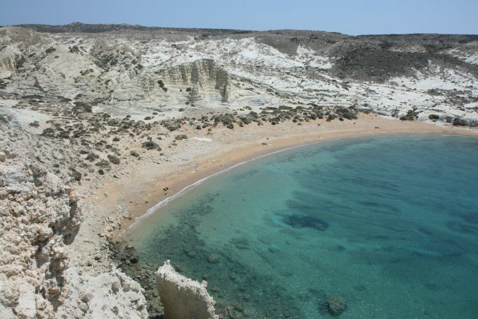 Zdjęcie Asprougas beach z powierzchnią jasny piasek
