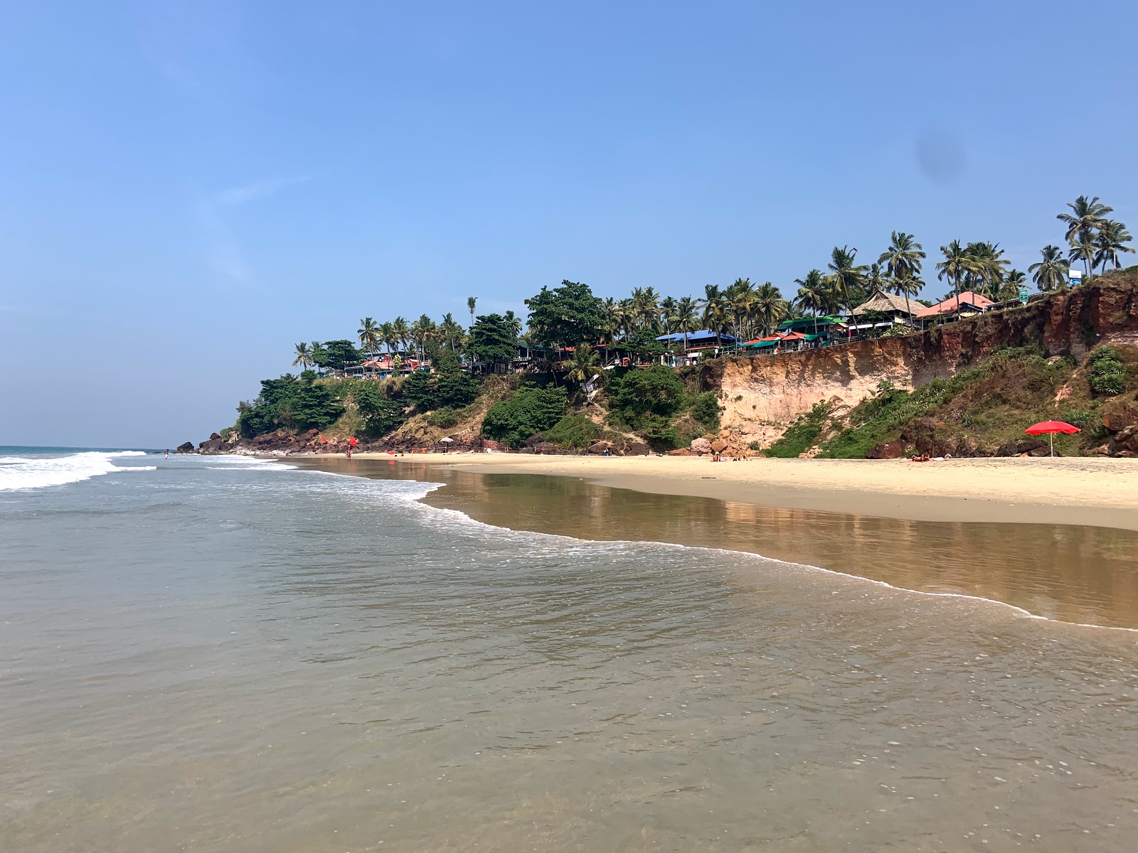 Foto de Varkala Beach con costa recta y larga