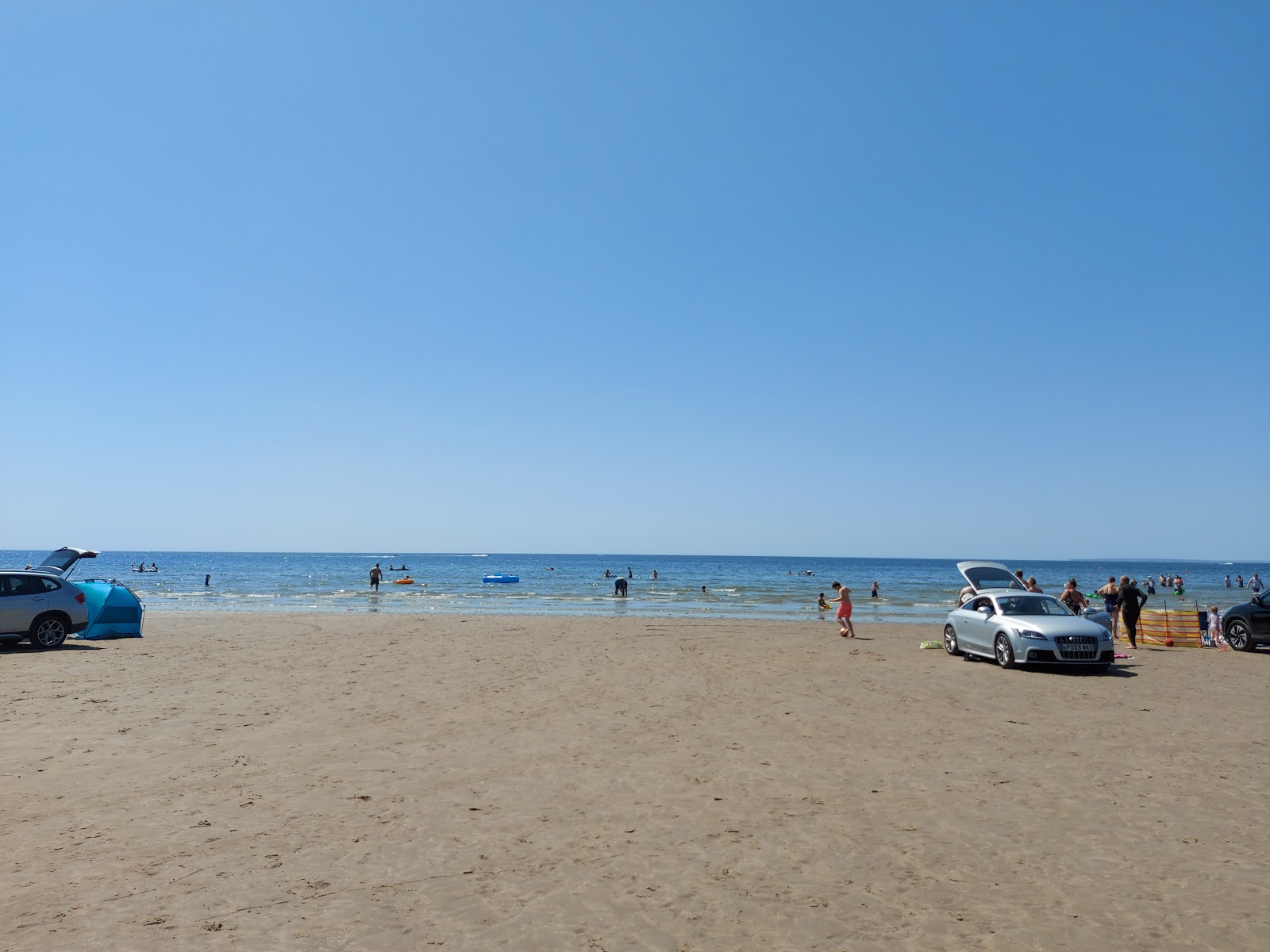 Greenacres beach的照片 带有碧绿色纯水表面