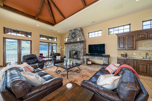 Vacation Home Rental Agency «Windermere Vacation Rentals Lake Chelan», reviews and photos, 115 E Woodin Ave, Chelan, WA 98816, USA