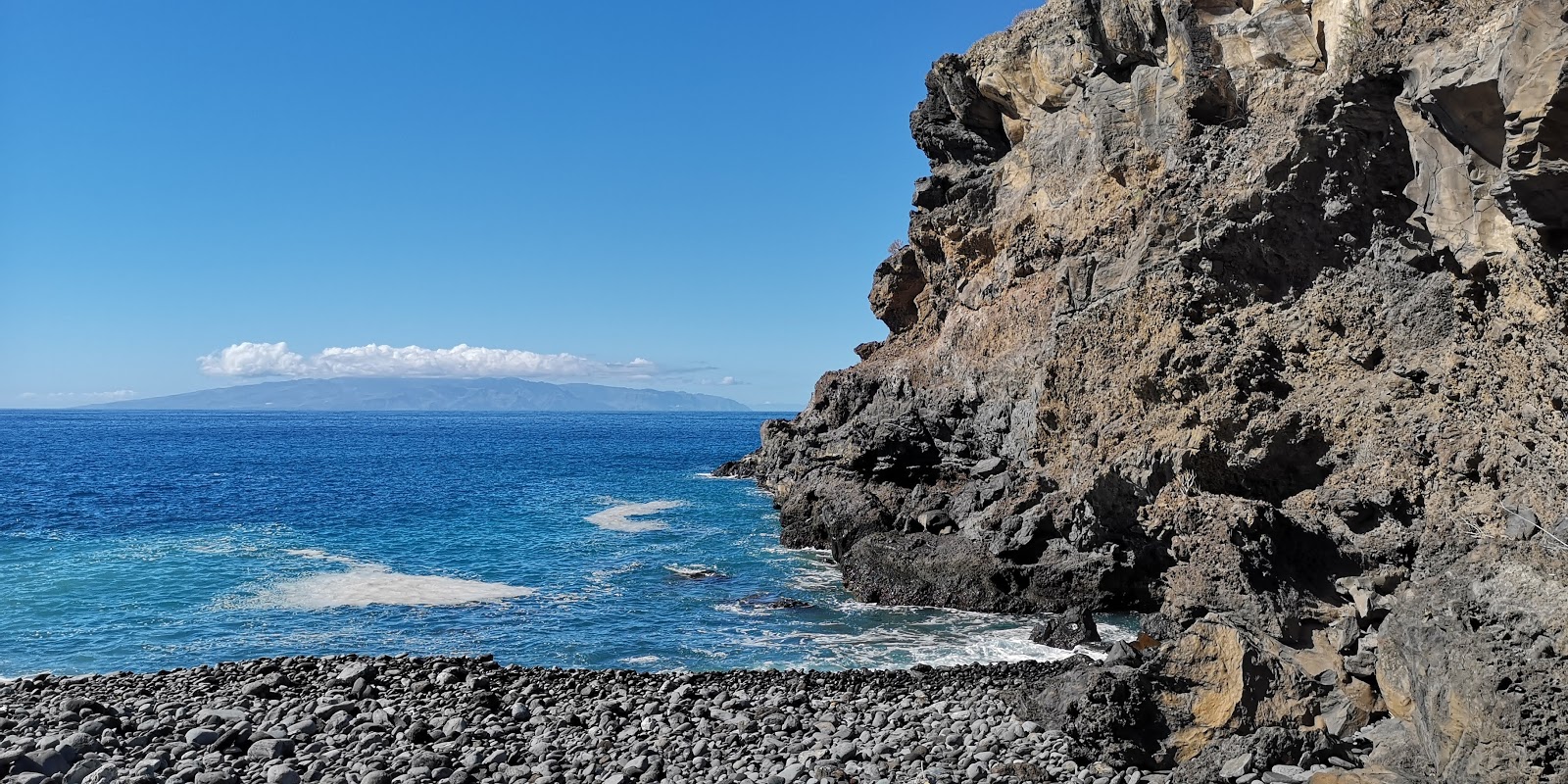 Fotografie cu Playa Barranco del Roque cu o suprafață de apă pură albastră