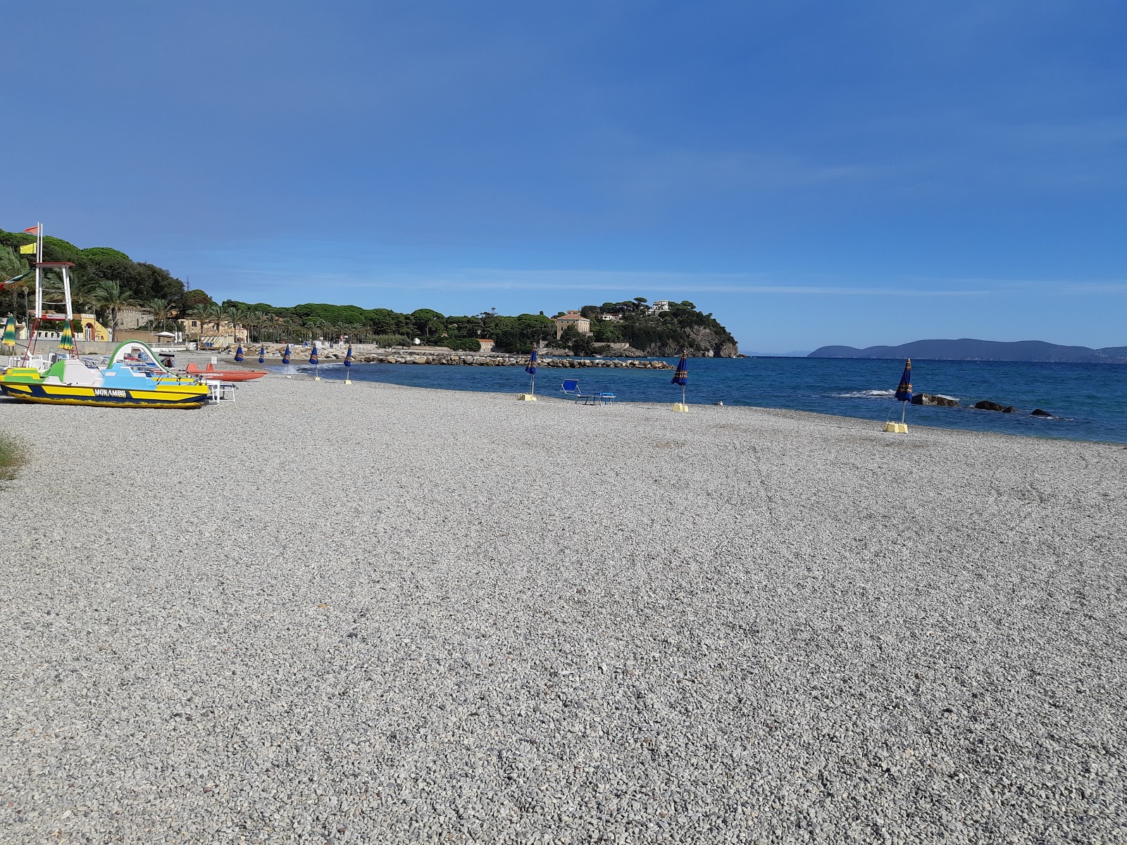 Foto af Cavo strand bakket op af klipperne