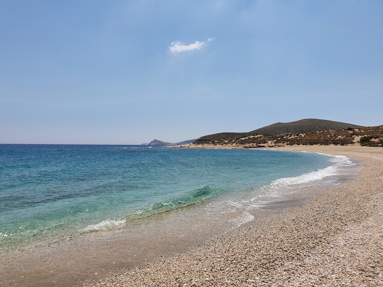Foto de Kalamos beach con arena de concha brillante superficie