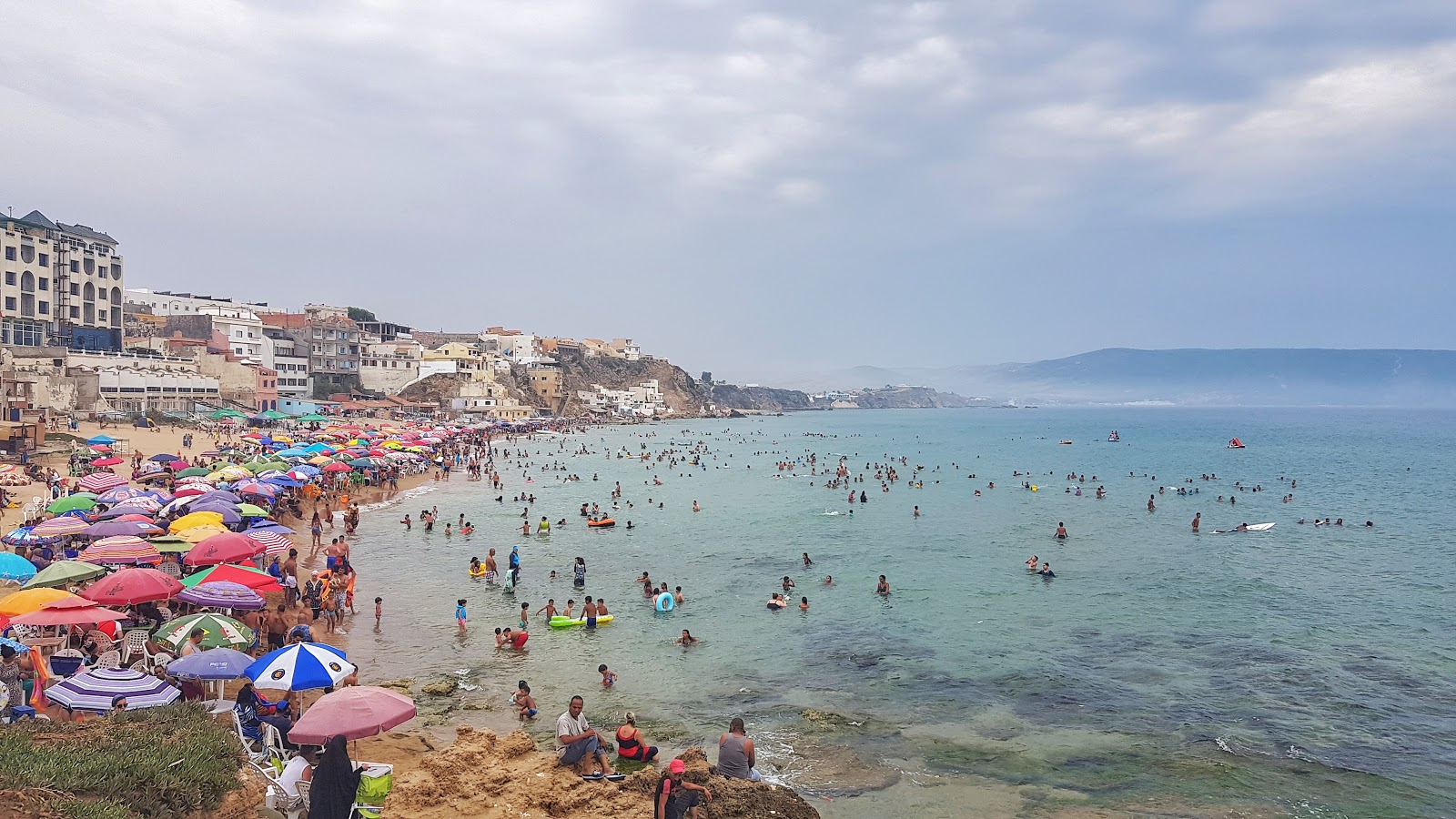 Foto von Beau Rivage Beach mit beiger sand Oberfläche