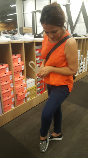 Shoe Store «DSW Designer Shoe Warehouse», reviews and photos, 6971 Grand Ave, Gurnee, IL 60031, USA