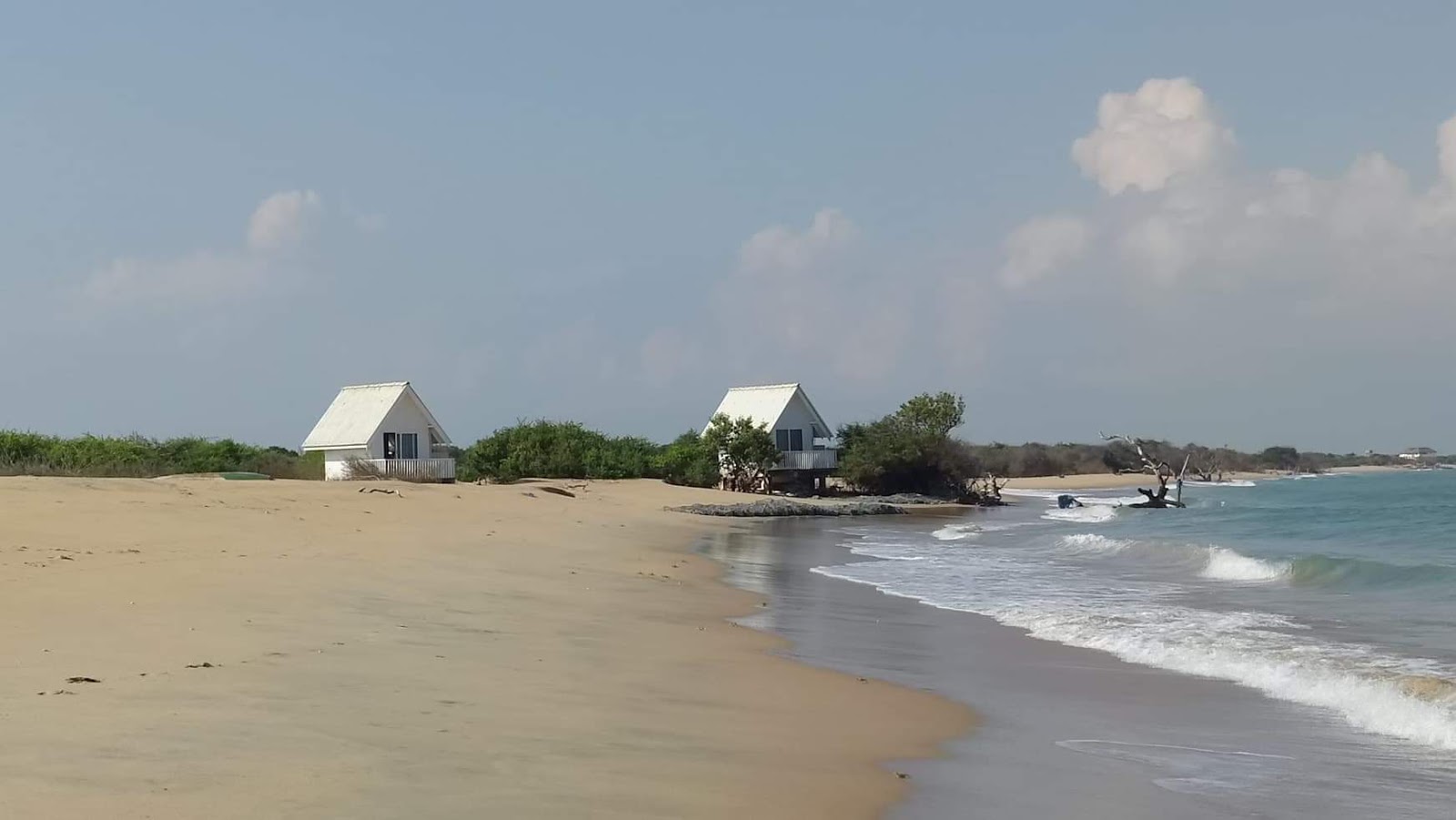 Photo de Sands Kalpitiya Beach avec rivage droit, long