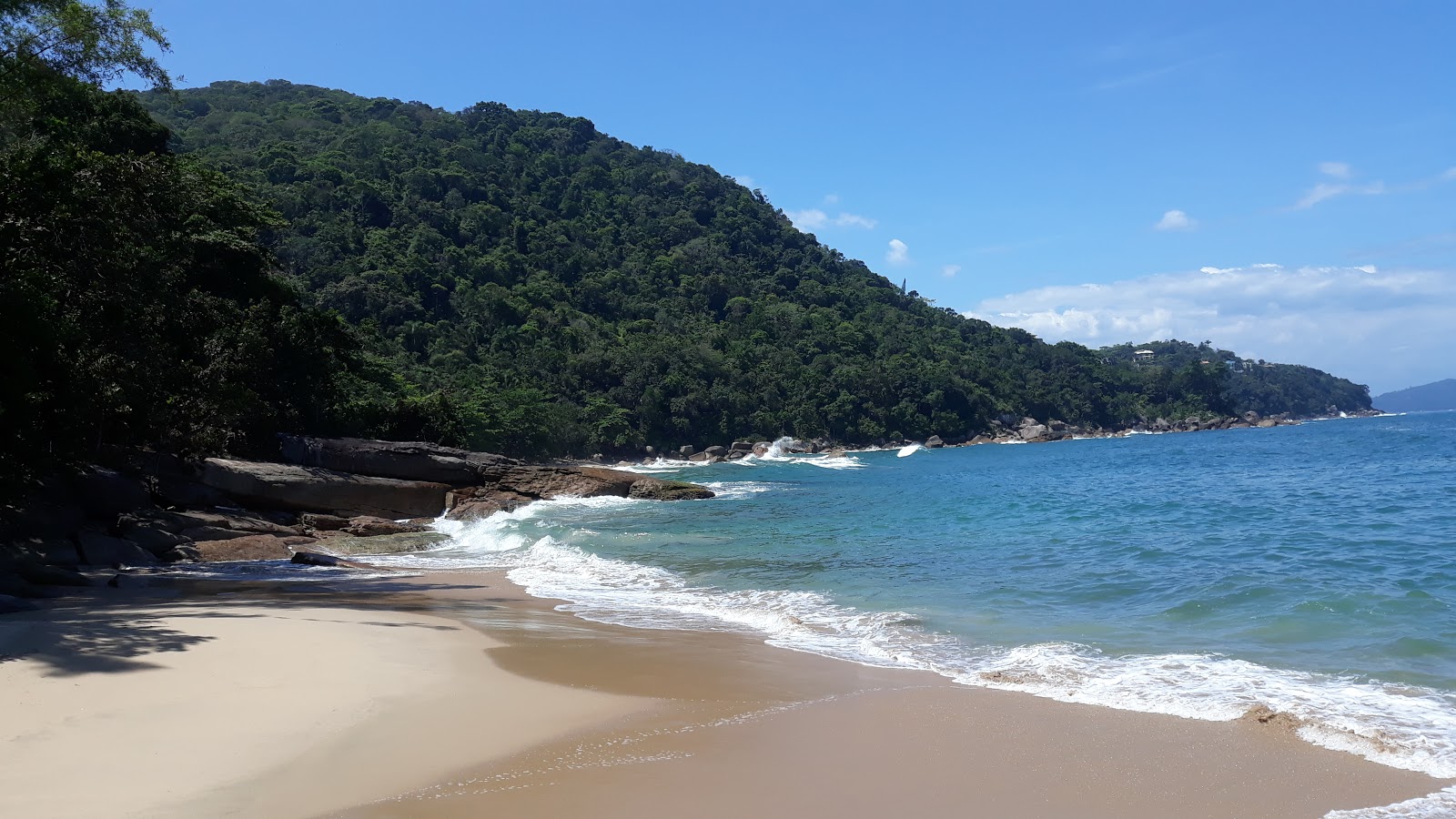 Photo de Praia do Tapia avec l'eau cristalline de surface