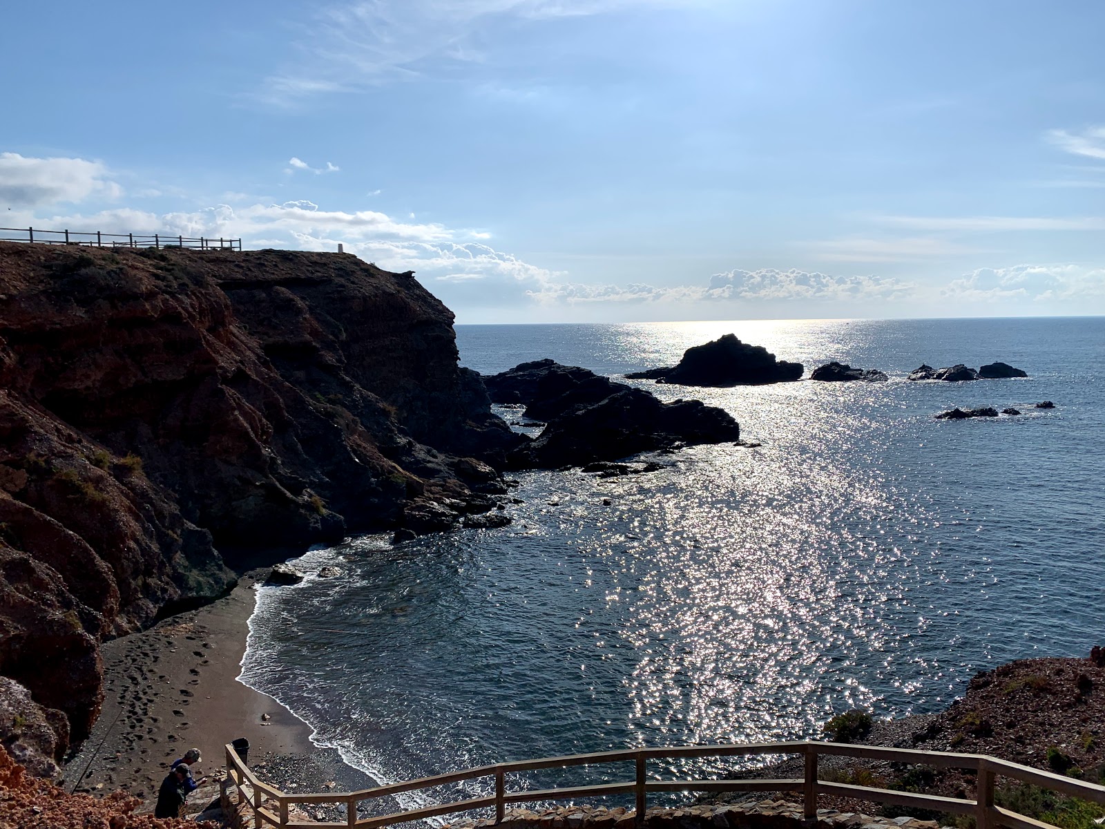 Foto av Cala Roja med blått vatten yta