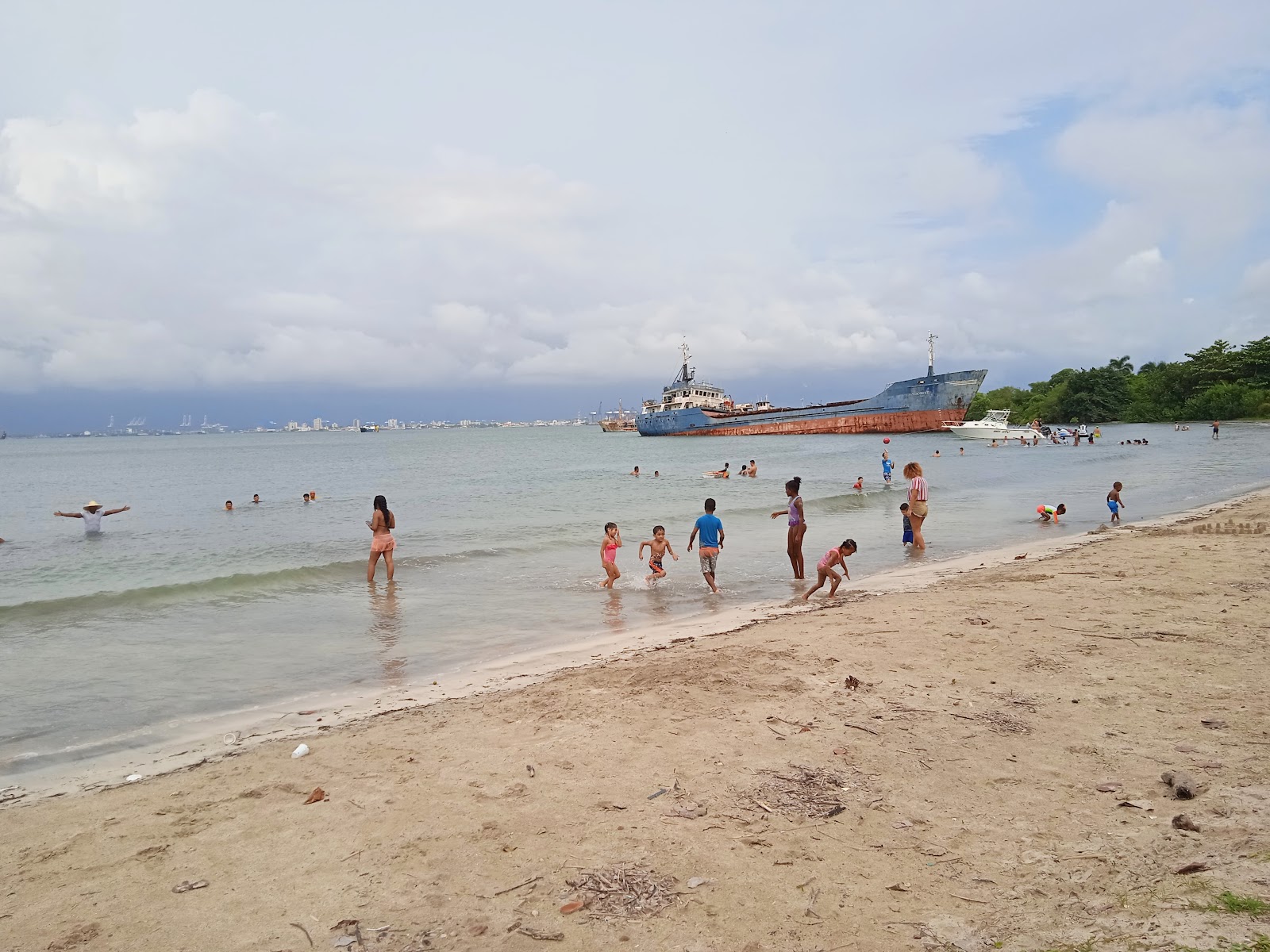 Foto de Fort Sherman Beach - lugar popular entre os apreciadores de relaxamento