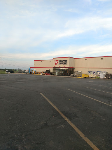 Home Improvement Store «Tractor Supply Co.», reviews and photos, 2028 N Locust Ave, Lawrenceburg, TN 38464, USA