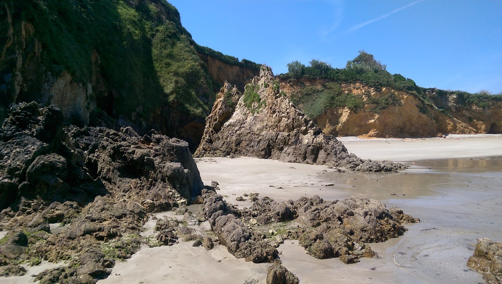 Photo de Playa de Santa Gadea entouré de montagnes