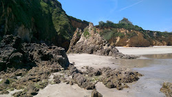 Photo de Playa de Santa Gadea entouré de montagnes