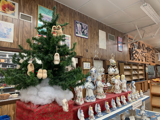 Pottery Store «De Klomp Wooden Shoe & Delftware Factory», reviews and photos, 12755 Quincy St, Holland, MI 49424, USA