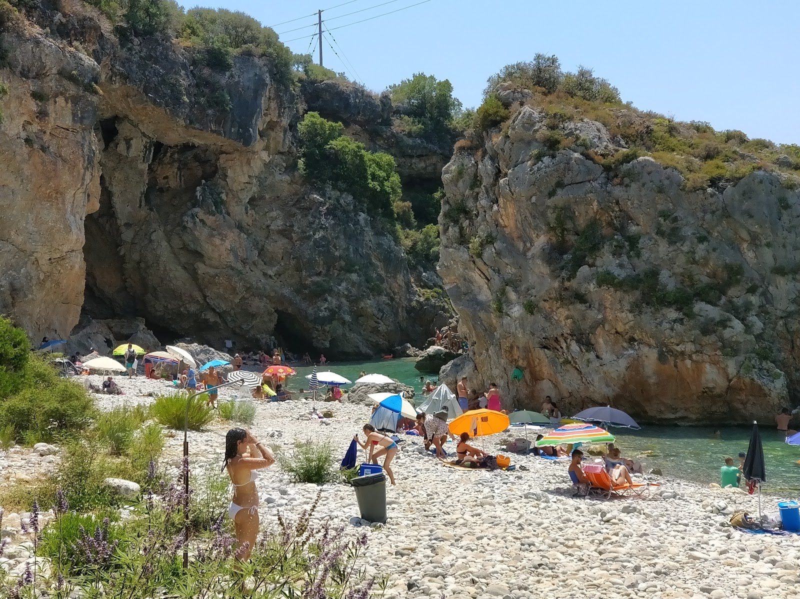 Fotografija Foneas beach obkrožen z gorami