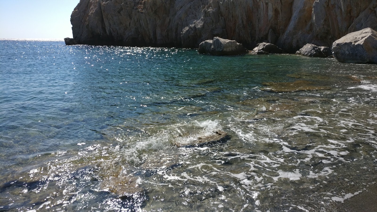 Ai Giannis beach'in fotoğrafı uçurumlarla desteklenmiş