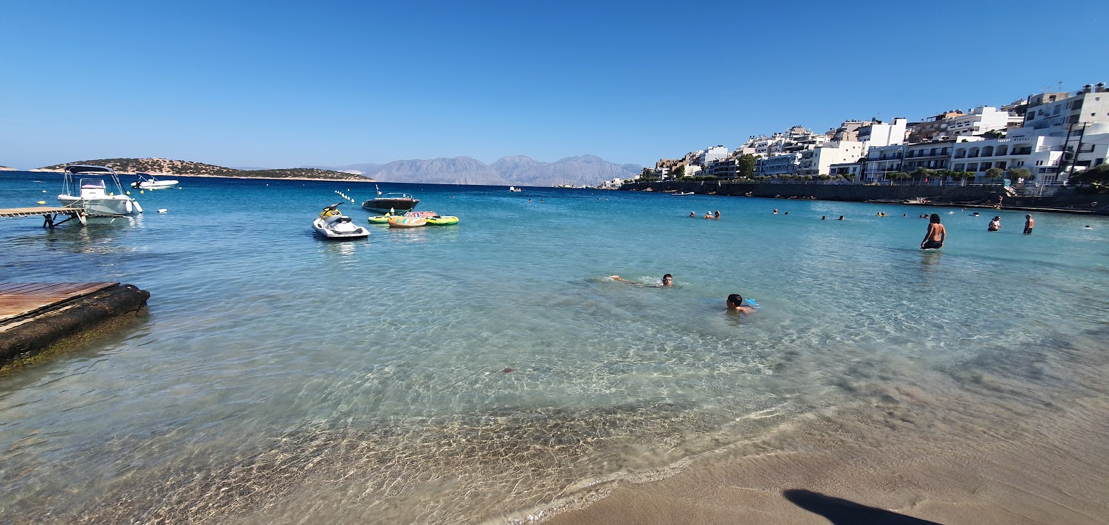 Photo de Plage d'Ammoudi avec petite baie