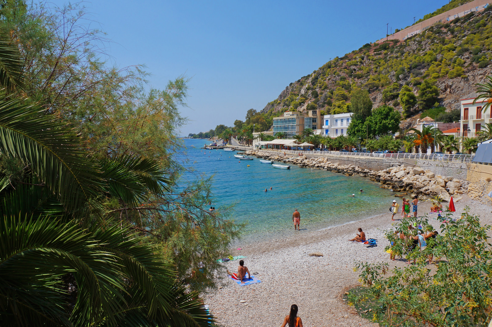 Foto von Loutraki small beach mit türkisfarbenes wasser Oberfläche