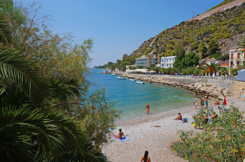 Loutraki small beach photo #2