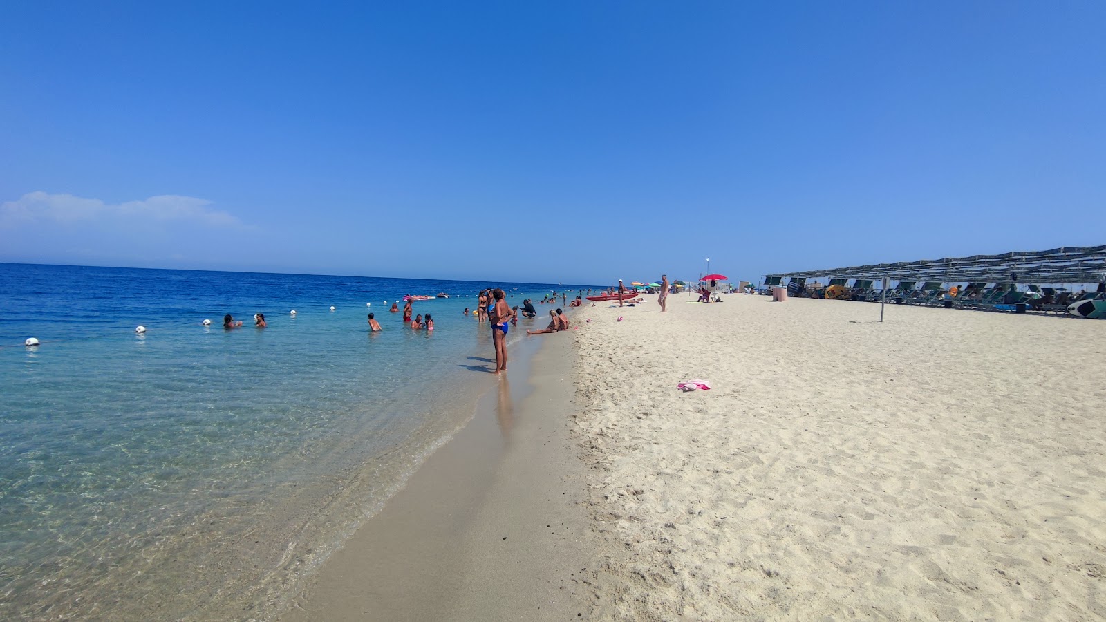 Soverato Plajı'in fotoğrafı turkuaz saf su yüzey ile