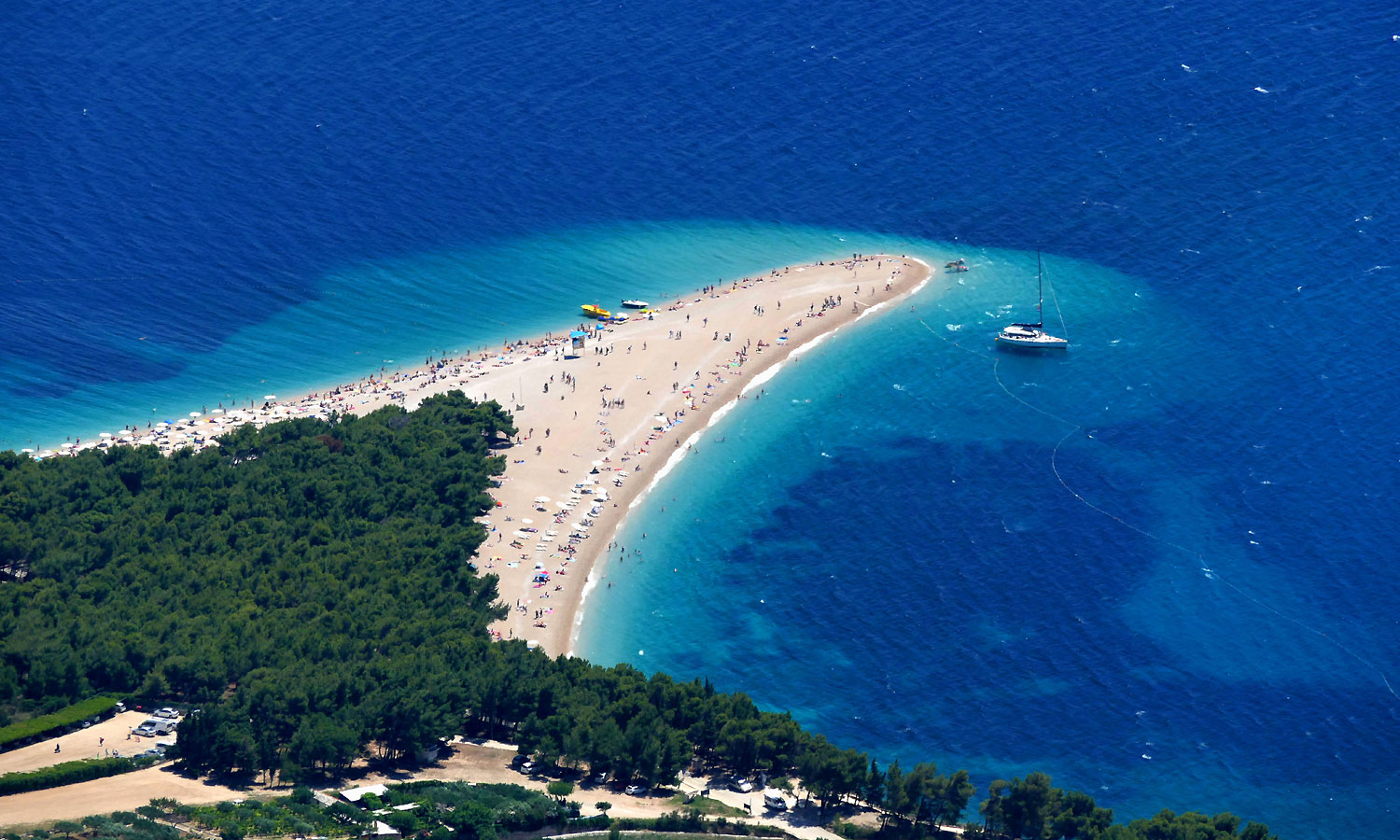 Zlatni rat Plajı'in fotoğrafı geniş bir kıyı şeridi ile birlikte