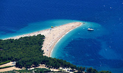Zlatni rat Plajı'in fotoğrafı geniş bir kıyı şeridi ile birlikte