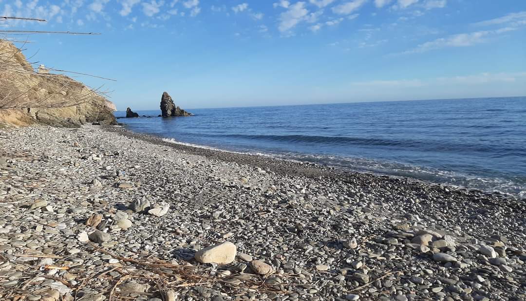 Foto di Playa del Molino de Papel circondato da montagne