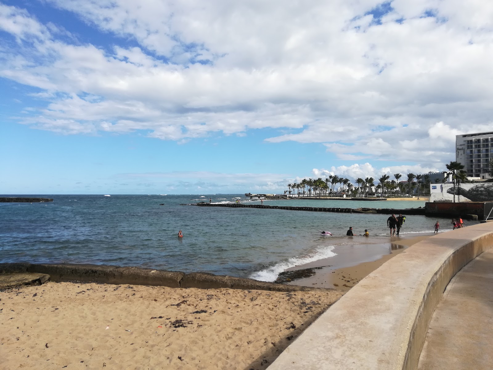 Foto de Escambron beach II com areia bege fina superfície