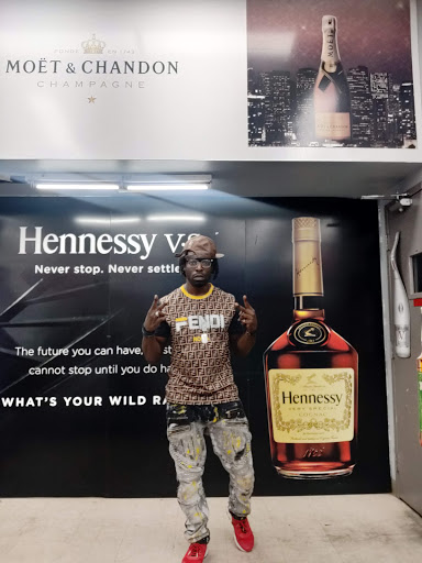 Liquor Store «QueenCity Wine&Spirits - Lottery - Soda - Snacks - Craft Beer-», reviews and photos, 113 E 5th St, Cincinnati, OH 45202, USA