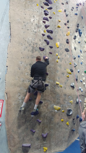 Rock Climbing Gym «Hangar 18 Indoor Climbing Gym - Riverside», reviews and photos, 6935 Arlington Ave, Riverside, CA 92503, USA