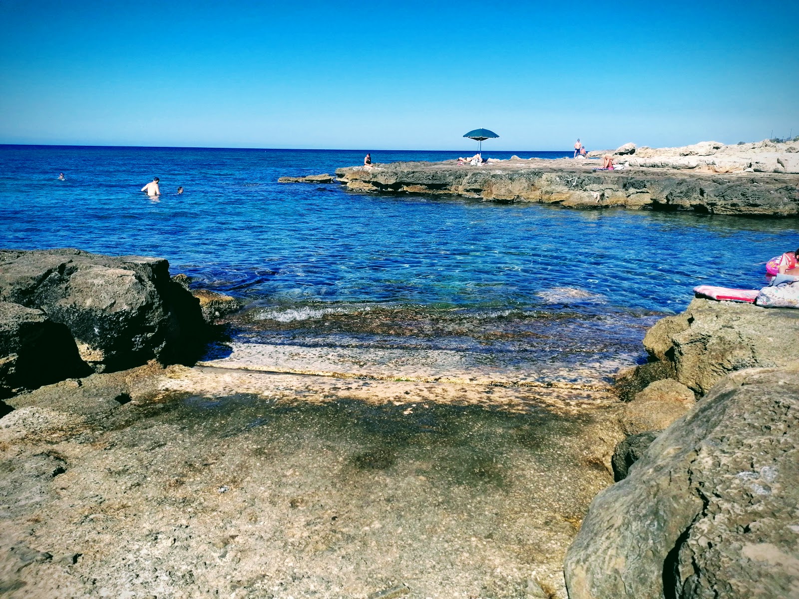 Jinetto beach'in fotoğrafı mavi sular yüzey ile