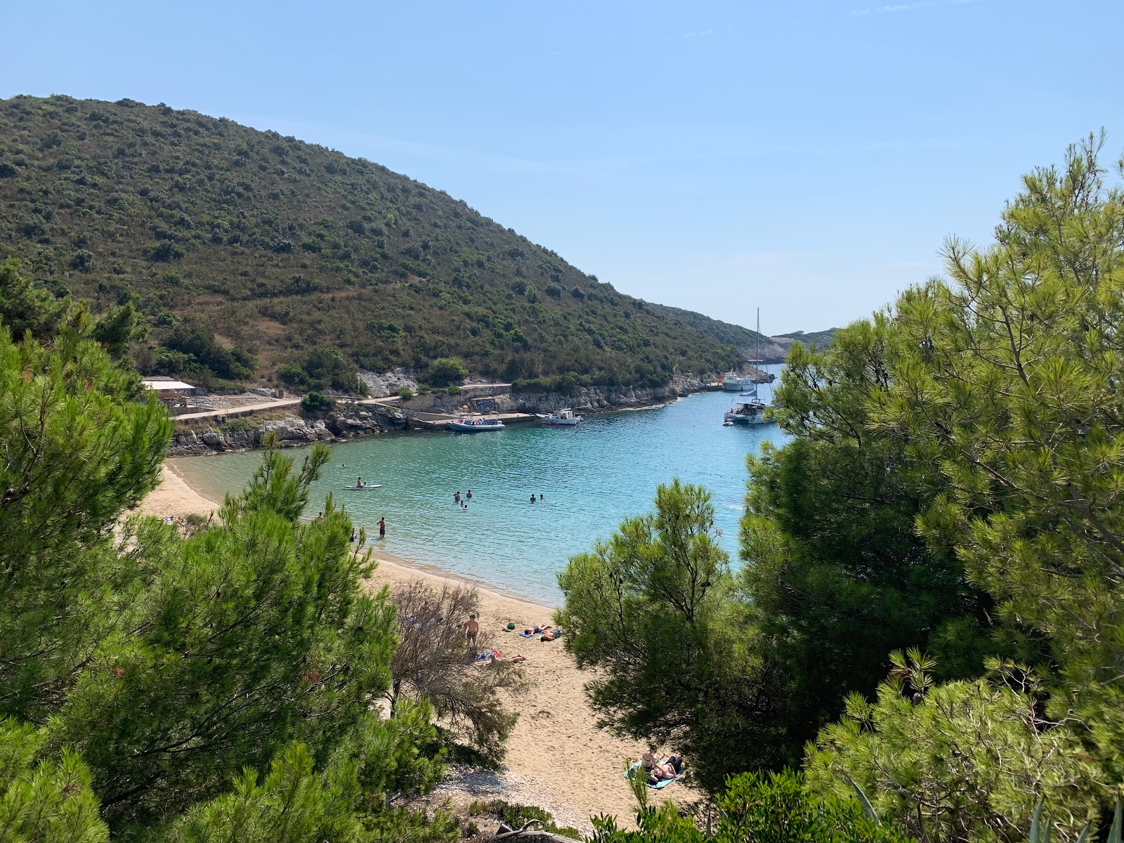 Foto de Porat beach II con arena oscura superficie