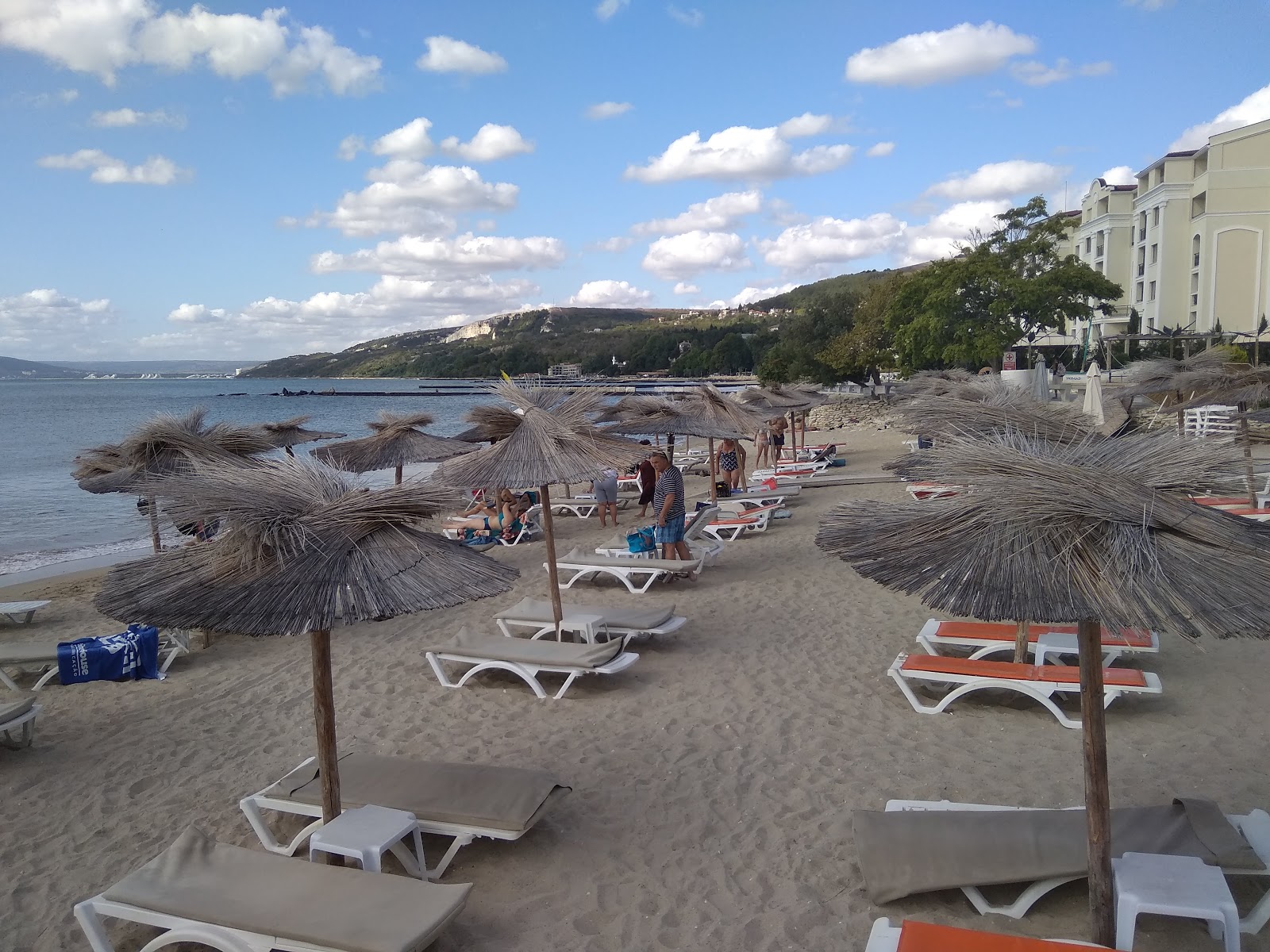 Nomad Beach'in fotoğrafı uçurumlarla desteklenmiş