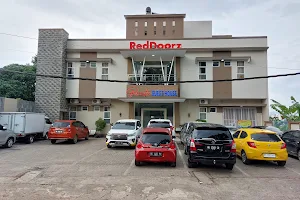 RedDoorz Plus @ Permata Guesthouse Lampung image