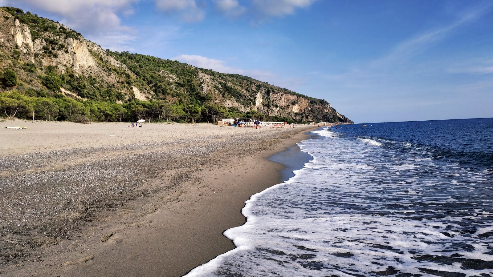 Melibea beach'in fotoğrafı kahverengi kum yüzey ile