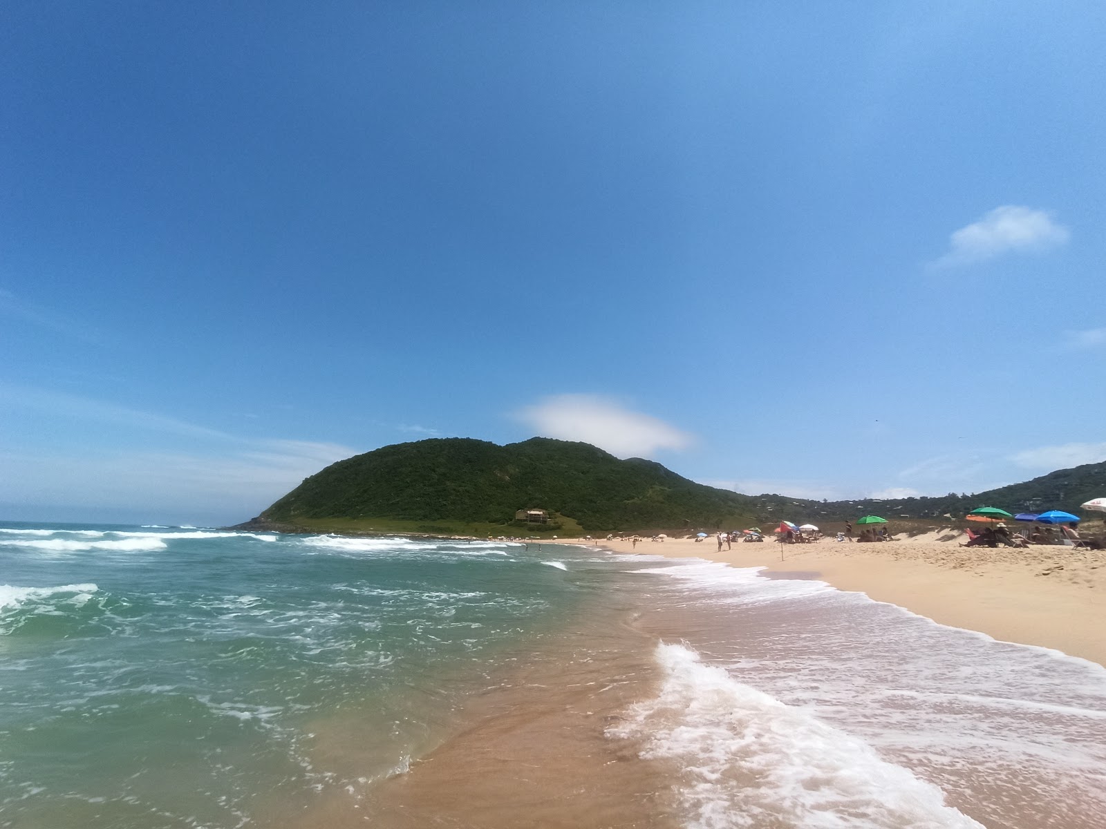 Foto van Praia da Silveira ondersteund door kliffen