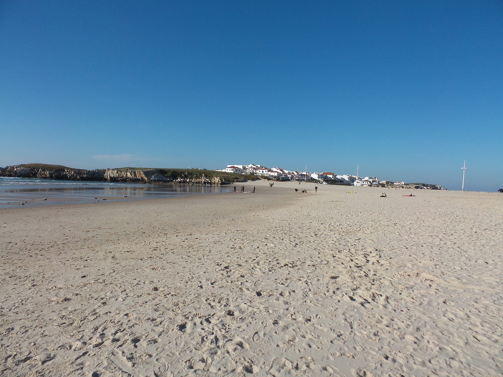 Foto von Praia Baleal - Sul und die siedlung