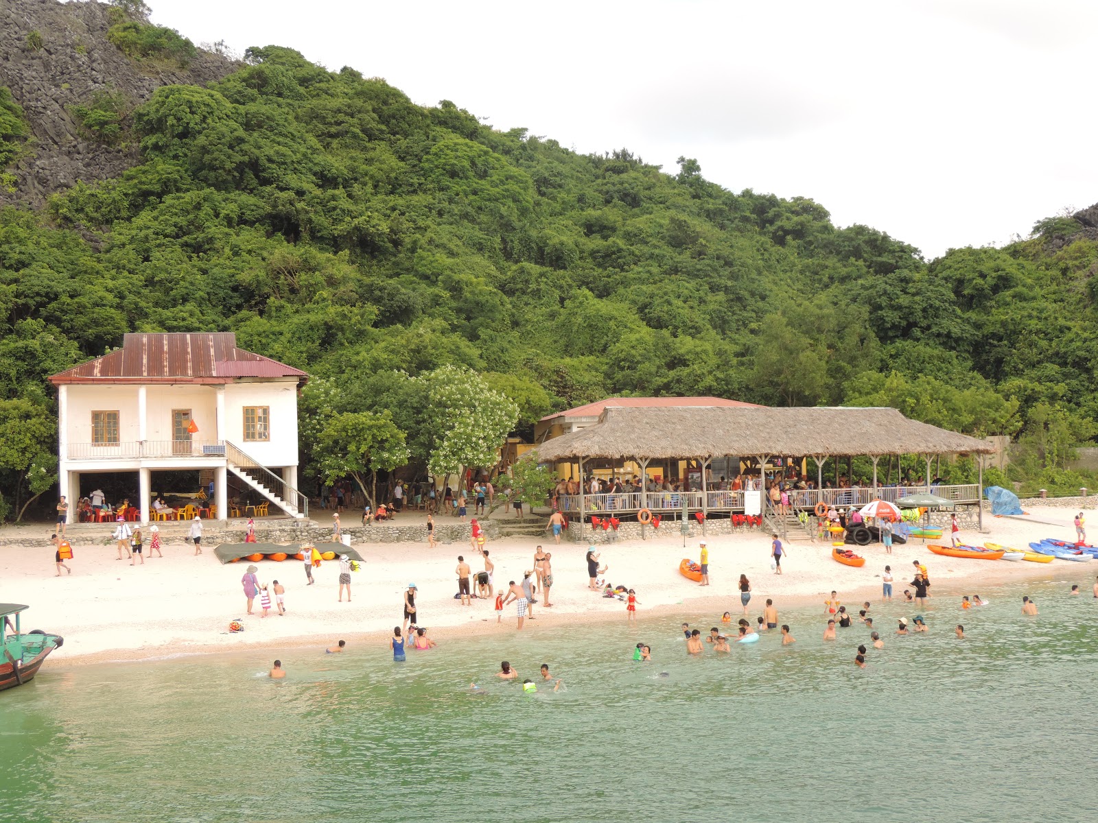 Photo de Monkey Island Resort protégé par des falaises