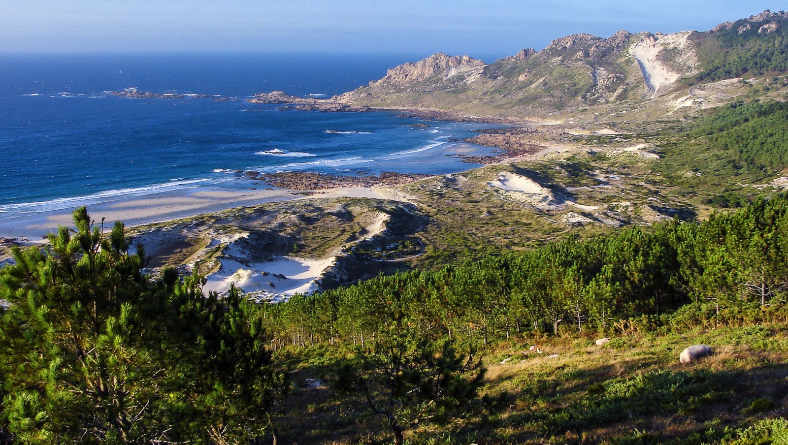 Playas de Trece'in fotoğrafı dağlarla çevrili