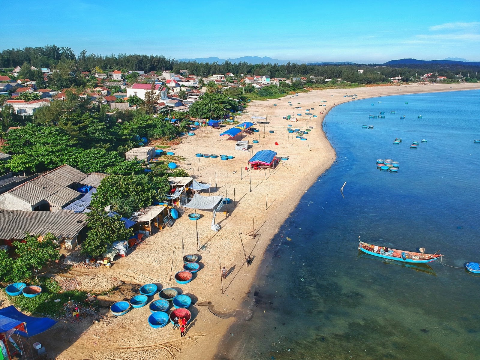 Foto de Binh Chau Beach con arena beige superficie