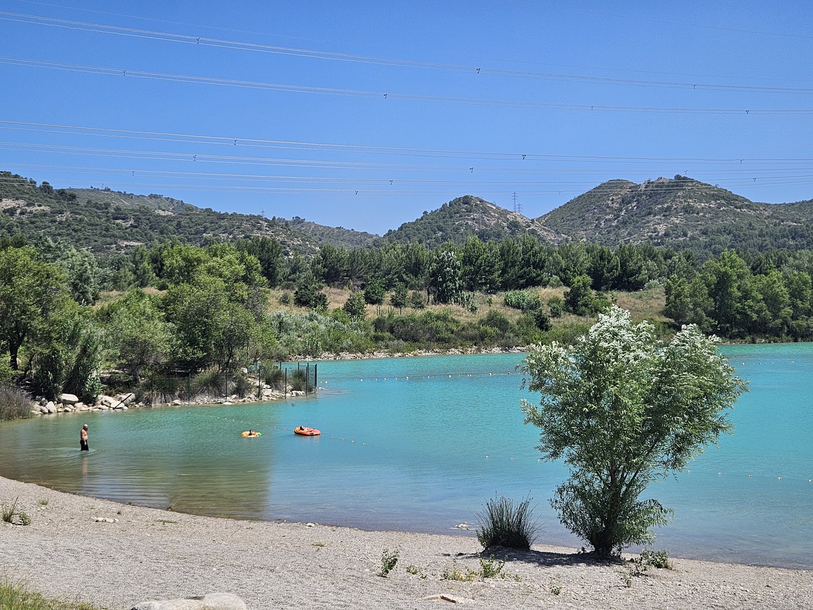 Plage de Peyrolles'in fotoğrafı geniş bir kıyı şeridi ile birlikte