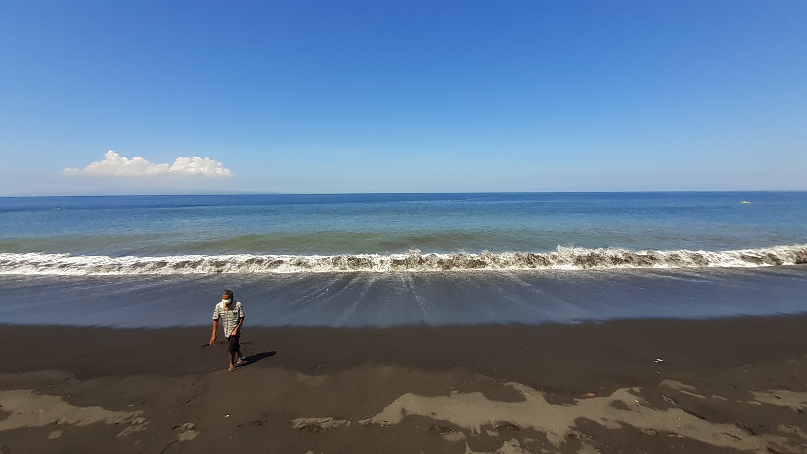 Foto di Lepang Beach con parzialmente pulito livello di pulizia