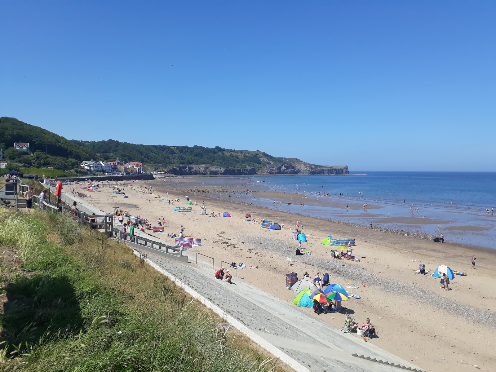 Sandsend plajı'in fotoğrafı turkuaz su yüzey ile